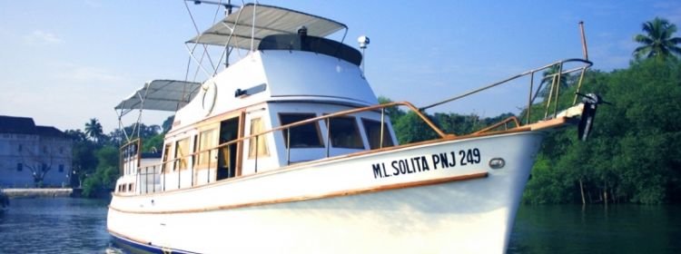 Boat rental in Goa: classic boat for rent