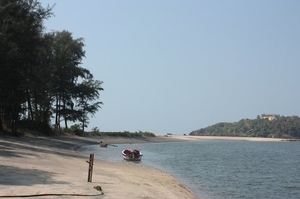 Keri beach speed boat